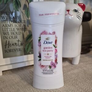 🥳4 For $20 Sale!* 🥳 Dove Garden Tea Party Deodorant - Limited Edition
